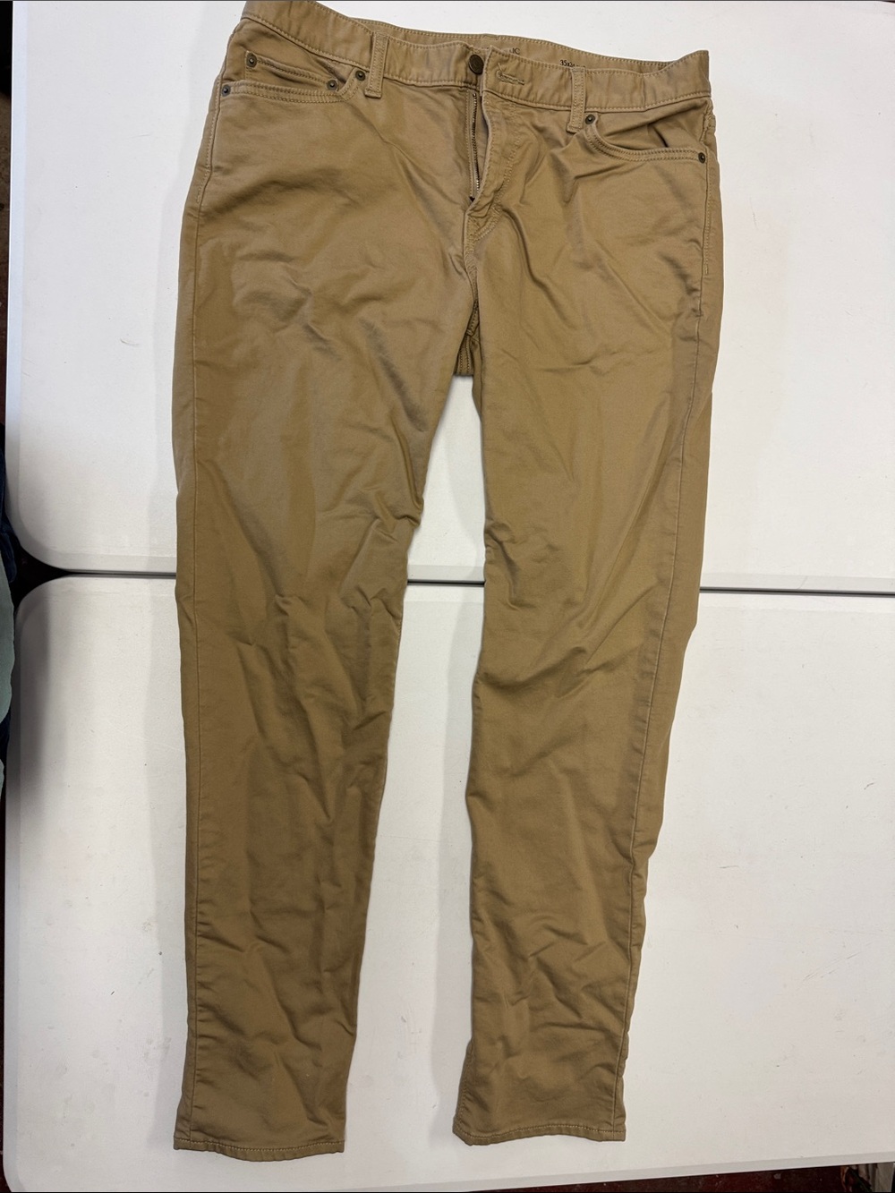 Banana Republic Men's Chinos in Khaki Tan- Traveler Jeans